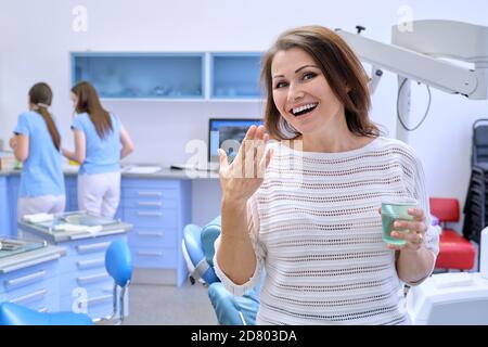 Heureuse femme mature patiente dans le cabinet dentaire souriante de blanc des dents saines Banque D'Images