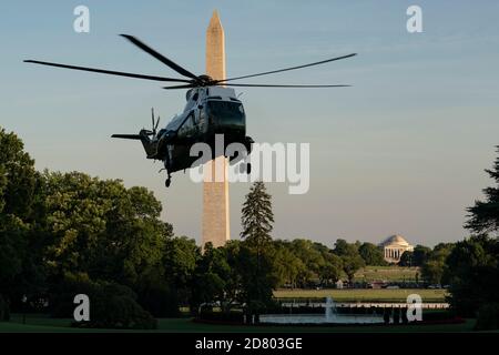 LE président AMÉRICAIN Donald Trump arrive à la Maison Blanche à bord de Marine One après un voyage en Asie le 30 juin 2019 à Washington. Trump a assisté au sommet du G-20, s’est rendu en Corée du Sud et a rencontré brièvement le dirigeant nord-coréen Kim Jong-un. Lors de sa rencontre avec Jong-un, Trump a traversé la zone démilitarisée coréenne, faisant de lui le premier président américain en exercice à entrer en Corée du Nord. Crédit : Alex Edelman/l'accès photo Banque D'Images