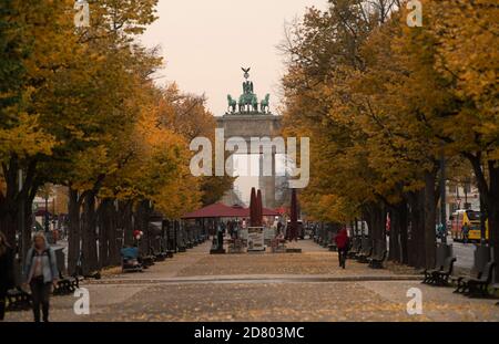 Berlin, Allemagne. 26 octobre 2020. Les feuilles des arbres de la porte de Brandebourg sont décolorées en automne. Credit: Paul Zinken/dpa/Alay Live News Banque D'Images