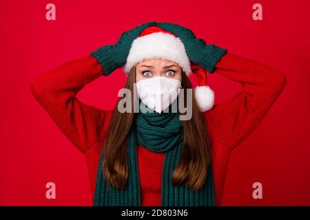 Gros plan portrait d'elle belle fille attirante et inquiète port masque de sécurité appareil respiratoire stop mers cov prévention de la pandemia isolé plus vif et vif Banque D'Images