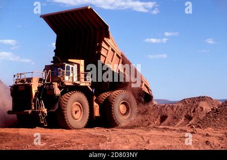 Haulpack Dump Truck, travaillant avec le minerai de fer, Hamersley Iron Mine, Tom Price, Pilbara, Australie du Nord-Ouest Banque D'Images