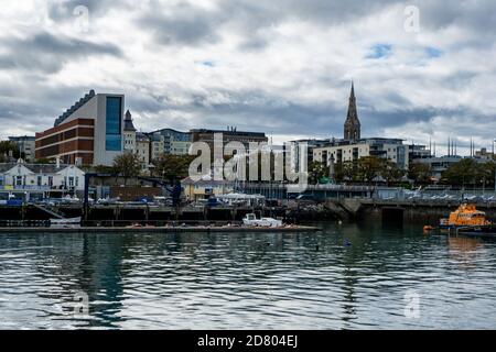 Dun Laoghaire, paysage urbain, Dublin, Irlande avec la nouvelle bibliothèque à gauche et la flèche de l'église des marins. Banque D'Images