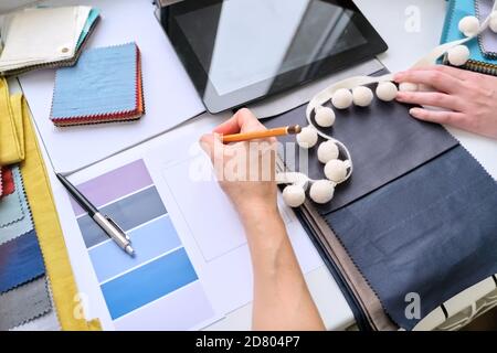 Design intérieur, échantillons de tissu croquis de tablette numérique concepteurs mains choisir des matériaux Banque D'Images