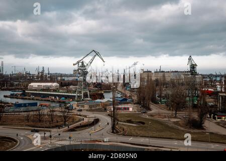 Vue sur les grues du chantier naval de Gdańsk Banque D'Images