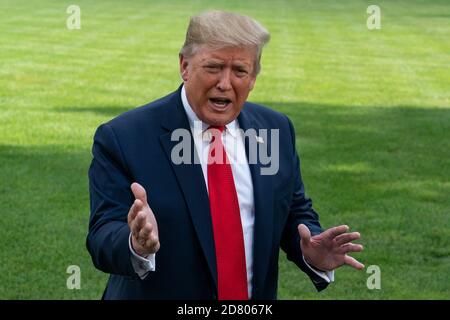 Le président américain Donald Trump fait des gestes tout en parlant aux membres des médias avant d'embarquer à bord de Marine One sur la pelouse sud de la Maison Blanche à Washington, D.C., aux États-Unis, le mercredi 24 juillet 2019. Trump se rendra en Virginie-Occidentale pour une levée de fonds avant de revenir à la Maison Blanche ce soir. Crédit : Alex Edelman/l'accès photo Banque D'Images