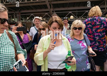 2020 la sénatrice démocrate à espoir présidentielle Amy Klobuchar, démocrate du Minnesota, fait campagne à la foire de l'État de l'Iowa le 10 août 2019 à des Moines, Iowa. Crédit : Alex Edelman/l'accès photo Banque D'Images