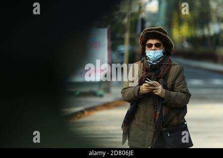 Bruxelles, Belgique. 26 octobre 2020. Une femme marche dans le Parc du Cinquantenaire à Bruxelles, Belgique, le 26 octobre 2020. Les chiffres sur la situation épidémiologique en Belgique sont encore en augmentation. Au cours de la période de sept jours (du 14 au 20 octobre), une moyenne de 11,201 nouvelles infections par jour a été signalée samedi par l'institut de santé publique Sciensano. Credit: Zheng Huansong/Xinhua/Alay Live News Banque D'Images