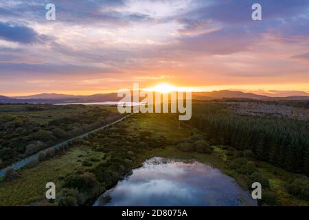 Antenne de lac dans un tourbières par Clooney, Portnoo - Comté de Donegal, Irlande. Banque D'Images