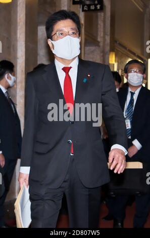 Tokyo, Japon. 26 octobre 2020. KatsunobuKato, Secrétaire en chef du Cabinet du Japon, arrive pour une séance plénière de la Chambre basse à la Diète nationale à Tokyo, au Japon, le lundi 26 octobre 2020. Photo par Keizo Mori/UPI crédit: UPI/Alay Live News Banque D'Images