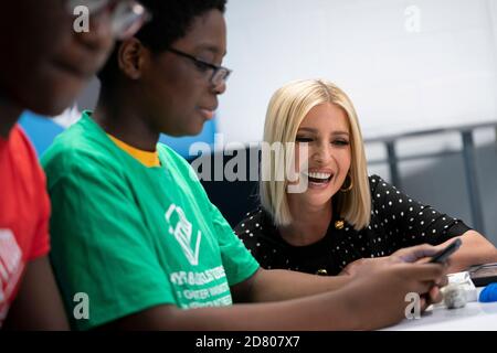 Le conseiller du président Ivanka Trump rencontre les membres du club local des garçons et filles lors d'une visite scolaire avant une réunion du conseil consultatif sur la politique de main-d'œuvre américaine au Boys & Girls Clubs of Greater Washington, Washington, D.C., aux États-Unis, le mercredi 19 septembre 2019. Crédit : Alex Edelman/l'accès photo Banque D'Images