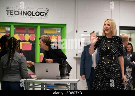 Le conseiller du président Ivanka Trump rencontre les membres du club local des garçons et filles lors d'une visite scolaire avant une réunion du conseil consultatif sur la politique de main-d'œuvre américaine au Boys & Girls Clubs of Greater Washington, Washington, D.C., aux États-Unis, le mercredi 19 septembre 2019. Crédit : Alex Edelman/l'accès photo Banque D'Images