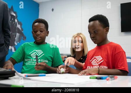 Le conseiller du président Ivanka Trump rencontre les membres du club local des garçons et filles lors d'une visite scolaire avant une réunion du conseil consultatif sur la politique de main-d'œuvre américaine au Boys & Girls Clubs of Greater Washington, Washington, D.C., aux États-Unis, le mercredi 19 septembre 2019. Crédit : Alex Edelman/l'accès photo Banque D'Images