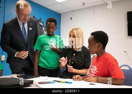Le conseiller du président Ivanka Trump rencontre les membres du club local des garçons et filles lors d'une visite scolaire avant une réunion du conseil consultatif sur la politique de main-d'œuvre américaine au Boys & Girls Clubs of Greater Washington, Washington, D.C., aux États-Unis, le mercredi 19 septembre 2019. Crédit : Alex Edelman/l'accès photo Banque D'Images