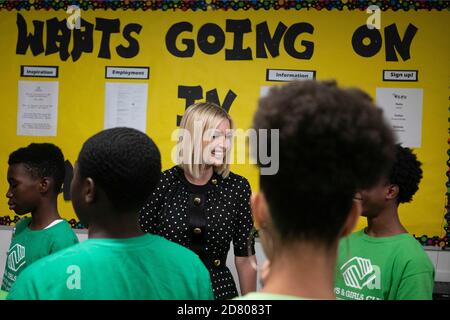 Le conseiller du président Ivanka Trump rencontre les membres du club local des garçons et filles lors d'une visite scolaire avant une réunion du conseil consultatif sur la politique de main-d'œuvre américaine au Boys & Girls Clubs of Greater Washington, Washington, D.C., aux États-Unis, le mercredi 19 septembre 2019. Crédit : Alex Edelman/l'accès photo Banque D'Images