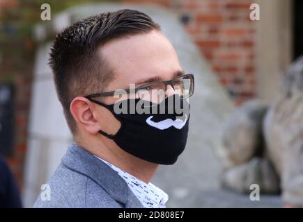Cracovie. Cracovie. Pologne. Jeune homme portant un masque avec une moustache peinte dessus. Banque D'Images