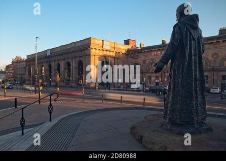 La gare centrale de Newcastle se trouve sur Neville Street dans le centre-ville de Newcastle upon Tyne, Tyne et Wear dans le nord-est de l'Angleterre. Banque D'Images