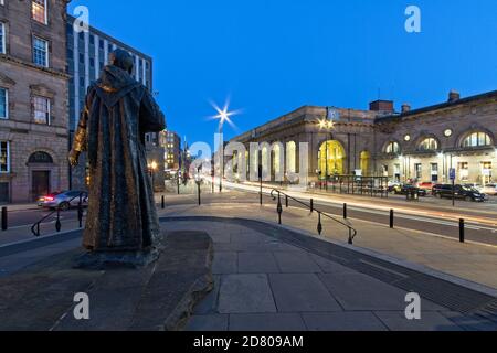 La gare centrale de Newcastle se trouve sur Neville Street dans le centre-ville de Newcastle upon Tyne, Tyne et Wear dans le nord-est de l'Angleterre. Banque D'Images