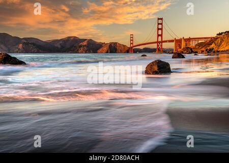 Coucher de soleil à Baker Beach avec Golden Gate Bridge en arrière-plan, San Francisco, Californie, États-Unis Banque D'Images