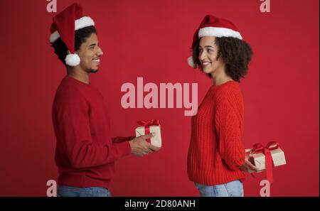 Couple en amour échanger des cadeaux du nouvel an Banque D'Images