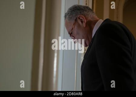 Le leader minoritaire du Sénat Chuck Schumer, un démocrate de New York, part à la suite d'une conférence de presse à Washington, D.C., aux États-Unis, le mercredi 25 septembre 2019. Schumer a parlé du contenu de la transcription d'une conversation entre le président Donald Trump et le président ukrainien Volodymyr Zelenskyy. Crédit : Alex Edelman/l'accès photo Banque D'Images