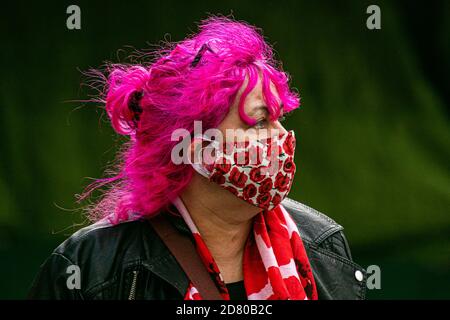 LONDRES, Royaume-Uni, 26 octobre 2020. Un piéton d'Oxford Street portant un masque protecteur imprimé avec des coquelicots. Le gouvernement est sur le fait d'imposer des restrictions plus sévères aux coronavirus dans les régions du Royaume-Uni pour enrayer l'augmentation des infections. Credit: amer ghazzal / Alamy Live News Banque D'Images