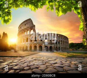 Route vers le Colisée dans un matin calme et ensoleillé, Italie Banque D'Images