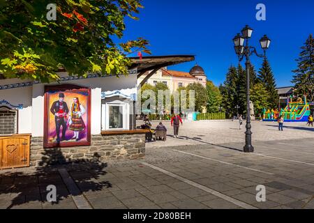 Razlog, Bulgarie - 20 octobre 2020: Place de rue du centre-ville vue panoramique avec arbres d'automne et personnes Banque D'Images