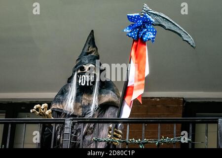 New York, États-Unis. 26 octobre 2020. Un squelette d'Halloween porte un masque encourageant les gens à voter depuis un balcon dans l'Upper East Side de New York. Pour la première fois, le vote précoce pour les élections générales a commencé dans l'État de New York, en raison de préoccupations liées au coronavirus. Credit: Enrique Shore/Alay Live News Banque D'Images