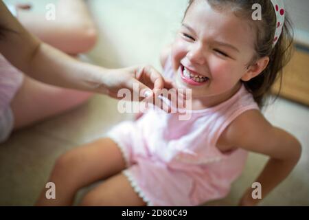 Pleurer Une Petite Fille Avec Une Mere Meconnue A L Interieur Perdre La Dent De Bebe Photo Stock Alamy