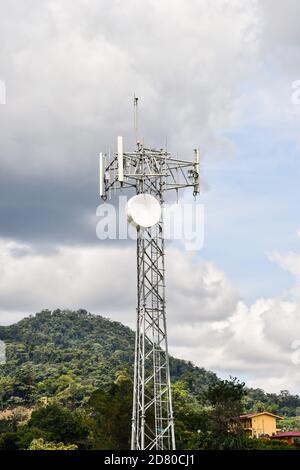 tour sur ciel bleu, photo comme un fond, pris dans le parc du lac du volcan Arenal au Costa rica d'amérique centrale Banque D'Images