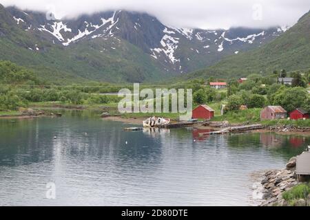 Fiskebol / Norvège - juin 21 2019 : atmosphère brumeuse avec porte-bateaux dans la baie de Fiskebol Banque D'Images