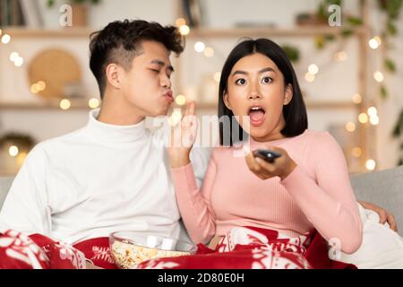 Femme asiatique regardant un film refusant à Kiss Boyfriend à la maison Banque D'Images