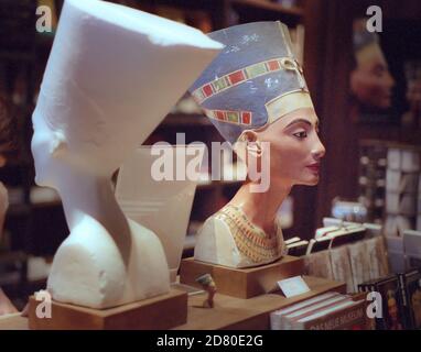 Allemagne, Berlin, Musée Altes, boutique de cadeaux, buste réplique de la reine Nefertiti Banque D'Images