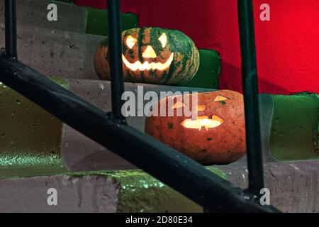 deux lanternes. De belles citrouilles sur les escaliers derrière les barres des rampes Banque D'Images