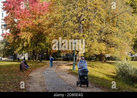 Bruxelles, Belgique. 26 octobre 2020. Les gens marchent au parc Leopold à Bruxelles, Belgique, 26 octobre 2020. Credit: Zhang Cheng/Xinhua/Alay Live News Banque D'Images