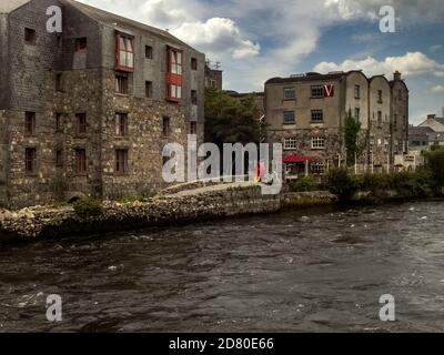 Bâtiments sur la rive de la rivière Corrib dans la ville de Galway, Irlande. Banque D'Images