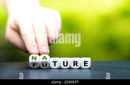 La main tourne les dés et change le mot « futur » en « nature ». Banque D'Images