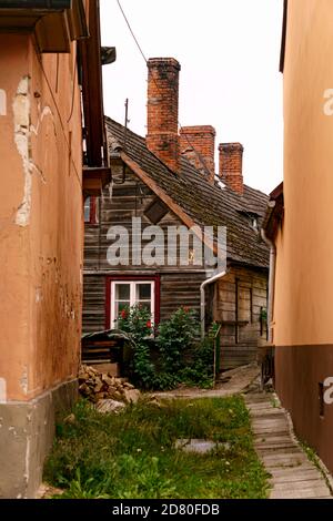 Maisons anciennes dans les rues de la petite ville de Cesis en Lettonie. Banque D'Images