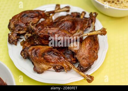 st Martin's day Martini Goose jambes sur la table familiale Banque D'Images