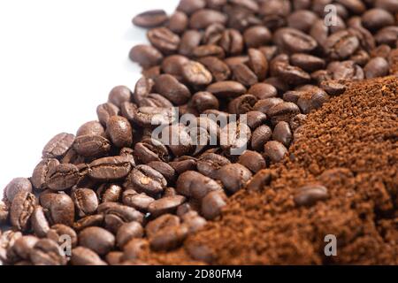 Grains de café et fond de mouture. Grains de café torréfiés et grains de café gros plan par rapport au point sélectif ci-dessus. Banque D'Images