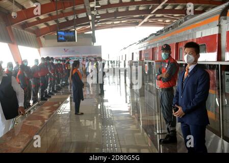 Les Pakistanais et les Chinois détenant les drapeaux nationaux des deux pays et appréciant de voyager dans le métro ligne Orange (OLMT), alors que le ministre en chef du Punjab, Sardar Usman Buzdar, inaugurait le projet de métro ligne Orange à Lahore, au Pakistan, le 24 octobre 2020. Ce projet comprend vingt-six stations et voies couvrant plus de 27,12 km. Il s'agit du premier projet de transport public à courant électrique par lequel environ deux personnes se déplacent quotidiennement dans le lac cinquante mille.un projet de métro prévu dans le cadre du corridor économique Chine-Pakistan (CPEC), passe sur une voie après son ouverture officielle dans l'eas Banque D'Images