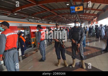 Les Pakistanais et les Chinois détenant les drapeaux nationaux des deux pays et appréciant de voyager dans le métro ligne Orange (OLMT), alors que le ministre en chef du Punjab, Sardar Usman Buzdar, inaugurait le projet de métro ligne Orange à Lahore, au Pakistan, le 24 octobre 2020. Ce projet comprend vingt-six stations et voies couvrant plus de 27,12 km. Il s'agit du premier projet de transport public à courant électrique par lequel environ deux personnes se déplacent quotidiennement dans le lac cinquante mille.un projet de métro prévu dans le cadre du corridor économique Chine-Pakistan (CPEC), passe sur une voie après son ouverture officielle dans l'eas Banque D'Images