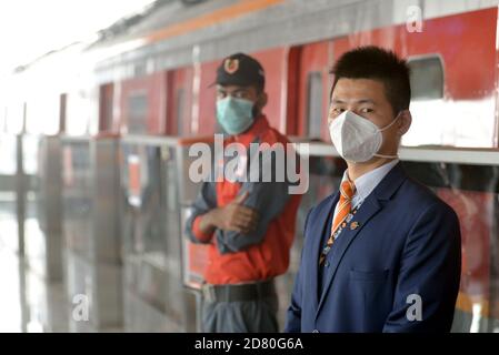 Les Pakistanais et les Chinois détenant les drapeaux nationaux des deux pays et appréciant de voyager dans le métro ligne Orange (OLMT), alors que le ministre en chef du Punjab, Sardar Usman Buzdar, inaugurait le projet de métro ligne Orange à Lahore, au Pakistan, le 24 octobre 2020. Ce projet comprend vingt-six stations et voies couvrant plus de 27,12 km. Il s'agit du premier projet de transport public à courant électrique par lequel environ deux personnes se déplacent quotidiennement dans le lac cinquante mille.un projet de métro prévu dans le cadre du corridor économique Chine-Pakistan (CPEC), passe sur une voie après son ouverture officielle dans l'eas Banque D'Images