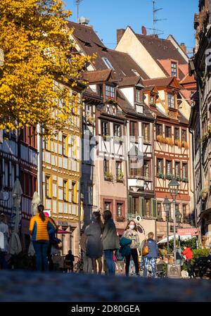 Nuremberg, Allemagne. 25 octobre 2020. Maisons à colombages de la Weißgerbergasse dans la vieille ville. Nuremberg veut devenir la capitale culturelle en 2025. Le 28.10.2020, un jury annoncera qui sera la capitale allemande de la culture en 2025. Credit: Daniel Karmann/dpa/Alay Live News Banque D'Images