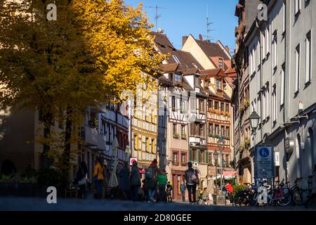 Nuremberg, Allemagne. 25 octobre 2020. Maisons à colombages de la Weißgerbergasse dans la vieille ville. Nuremberg veut devenir la capitale culturelle en 2025. Le 28.10.2020, un jury annoncera qui sera la capitale allemande de la culture en 2025. Credit: Daniel Karmann/dpa/Alay Live News Banque D'Images