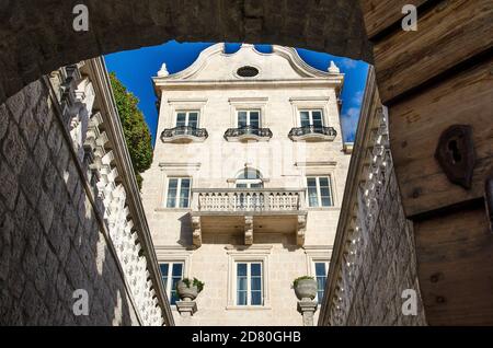 Palais à Dobrota, vue par la porte vers le haut à Palace, Dubrota, Kotor Bay, Monténégro par Flavia Brilli Banque D'Images