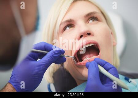 Jeune femme souriante avec des dents magnifiques, ayant une inspection dentaire Banque D'Images