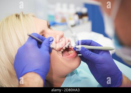 Jeune femme souriante avec des dents magnifiques, ayant une inspection dentaire Banque D'Images