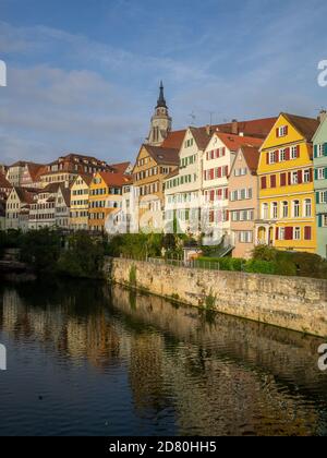 Maisons colorées près de la rivière Neckar à Tubingen Banque D'Images