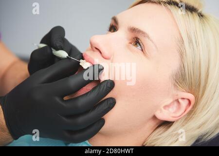 Jeune femme souriante avec des dents magnifiques, ayant une inspection dentaire Banque D'Images